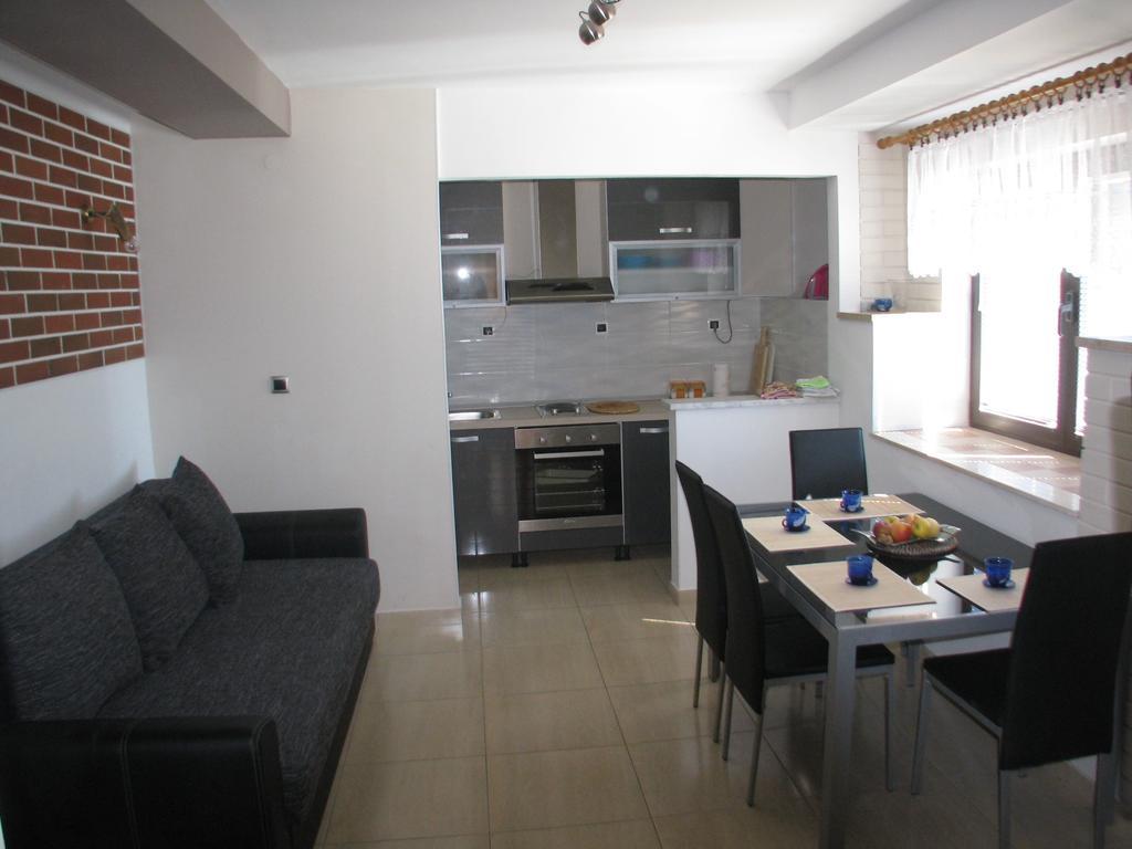 Apartments Miljak Omiš Exterior foto